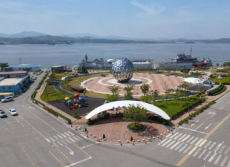 김포함상공원 무료 개방 운봉함 외부와 대명항을 함께 걷는 수도권 바다 여행 김포함상공원과 대명항 바다를 내려다본 항공 전경