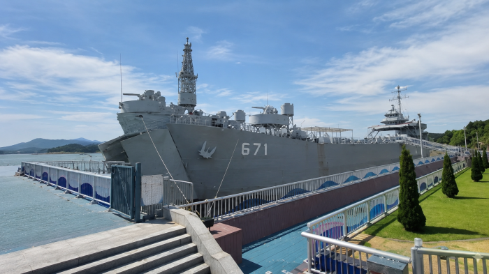 김포함상공원에 전시된 퇴역 상륙함 LST-671 운봉함