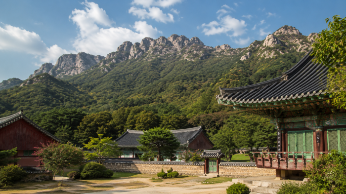 팔영산 자락의 전통 사찰 풍경과 바위 능선