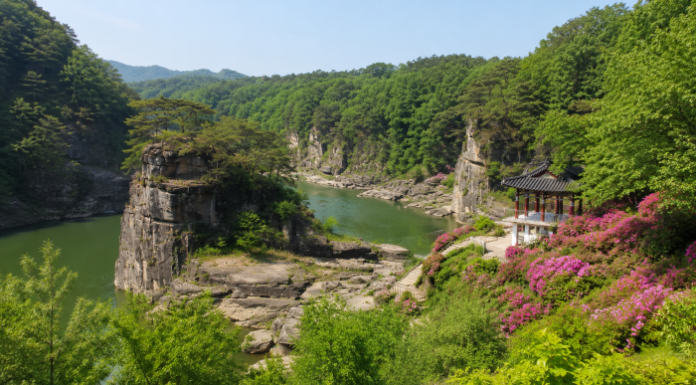 철원 고석정, 수억 년 절벽과 한탄강이 만나는 여름 명소… 전설 품은 철원 9경 한탄강과 고석, 강변 정자가 어우러진 철원 고석정 전경