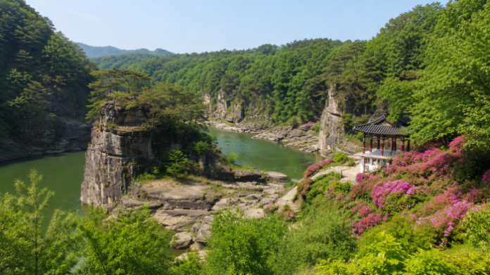 한탄강과 고석, 강변 정자가 어우러진 철원 고석정 전경