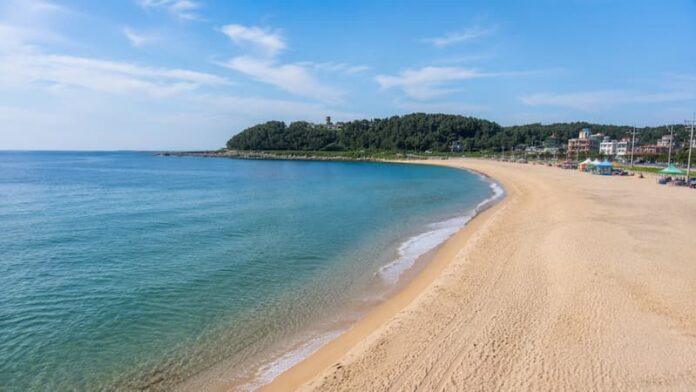 goseong-chodo-beach-aerial-view 맑고 잔잔한 바다와 넓은 모래사장이 이어지는 고성 초도해수욕장 전경