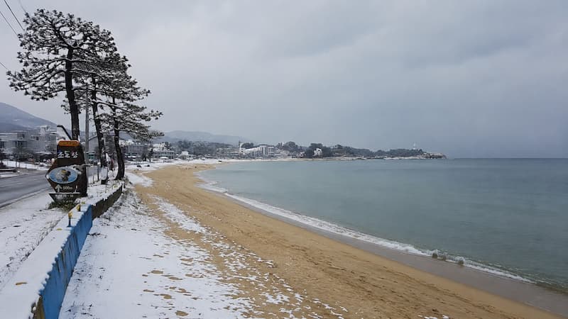 눈 덮인 해안도로와 겨울 바다가 펼쳐진 고성 초도해수욕장
