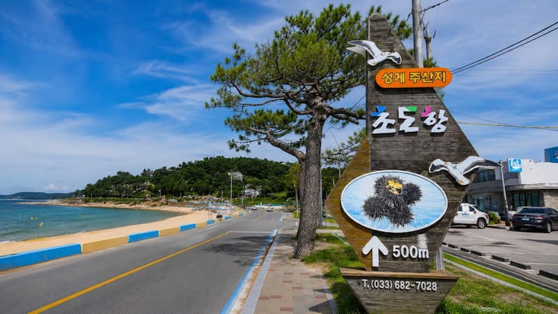 성게 주산지 초도항 안내판과 초도해수욕장 해안도로