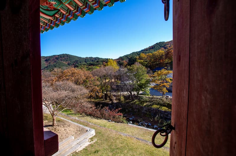 건봉사 전각 문 사이로 바라본 금강산 자락의 가을 풍경