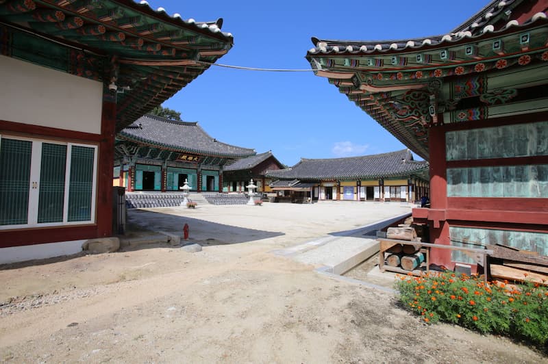 대웅전과 여러 전각이 자리한 고성 건봉사 중심 경내