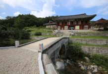 고성에 이런 절이 있었나…금강산 자락의 대찰 건봉사 능파교와 전각이 어우러진 금강산 자락의 고성 건봉사 전경