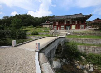 고성에 이런 절이 있었나…금강산 자락의 대찰 건봉사 능파교와 전각이 어우러진 금강산 자락의 고성 건봉사 전경