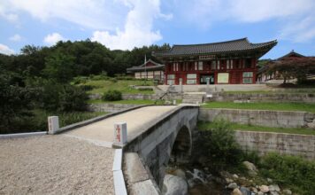 고성에 이런 절이 있었나…금강산 자락의 대찰 건봉사 능파교와 전각이 어우러진 금강산 자락의 고성 건봉사 전경