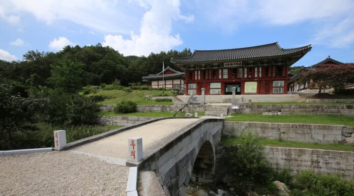 고성에 이런 절이 있었나…금강산 자락의 대찰 건봉사 능파교와 전각이 어우러진 금강산 자락의 고성 건봉사 전경