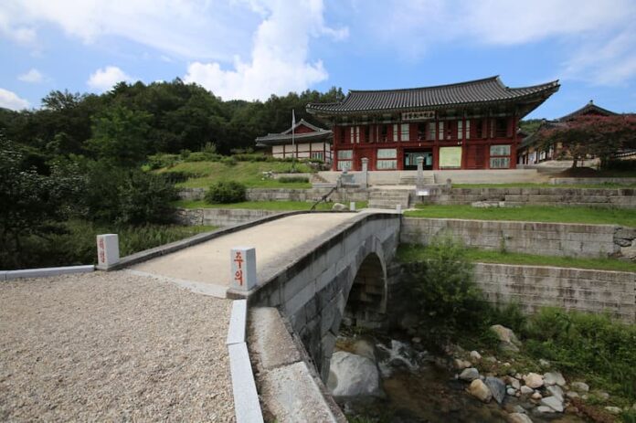 goseong-geonbongsa-neungpagyo-temple-view 능파교와 전각이 어우러진 금강산 자락의 고성 건봉사 전경