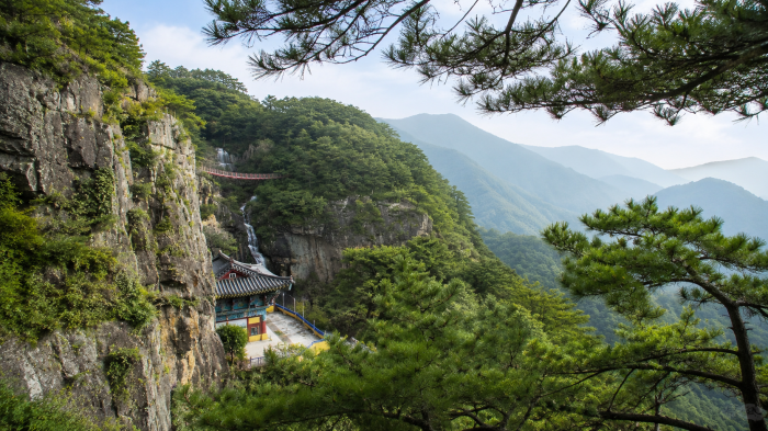 구절산 숲과 구절폭포를 가로지르는 출렁다리 항공 풍경