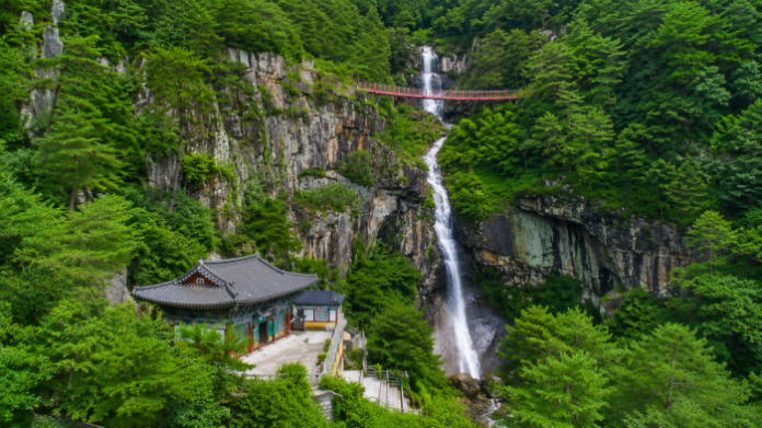 goseong-gujeolsan-pokpoam-waterfall-view 구절산 암벽 아래 폭포암과 구절폭포, 출렁다리가 함께 보이는 풍경