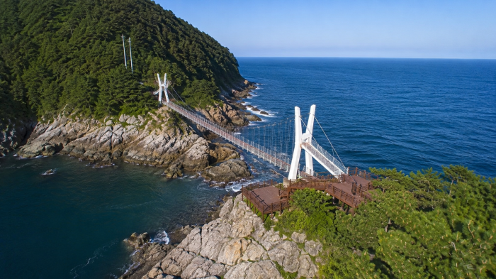 군산 고군산군도 해안 절벽과 섬을 연결한 출렁다리