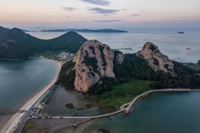 군산 선유도 망주봉과 해변, 푸른 바다 전경
