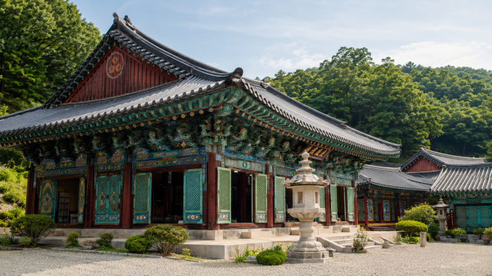 화려한 단청과 석등이 있는 광양 성불사 대자보전