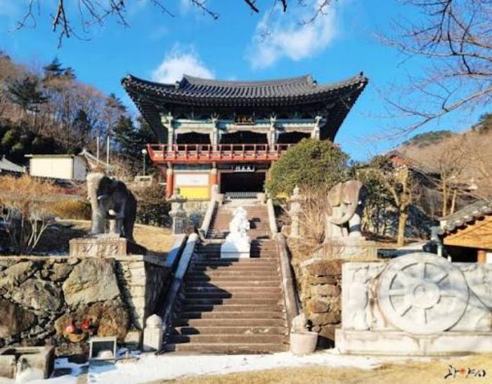 돌계단과 누각으로 이어지는 광양 성불사 입구