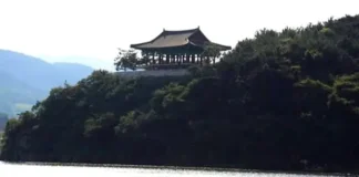 형산강 건너편에서 바라본 경주 금장대와 절벽 전경