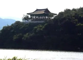 형산강 건너편에서 바라본 경주 금장대와 절벽 전경