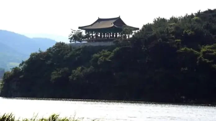 형산강 건너편에서 바라본 경주 금장대와 절벽 전경