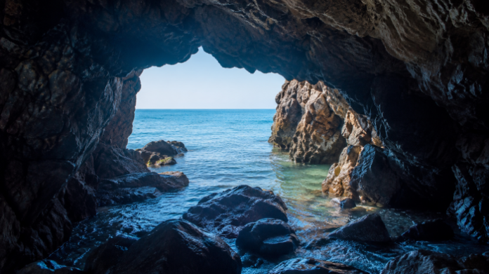 gyeongju-jeonchon-sea-cave-blue-ocean 경주 전촌용굴 내부에서 바라본 푸른 동해와 바위 해안