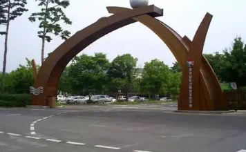 진주 경상남도수목원 상징 출입문과 주차장 입구