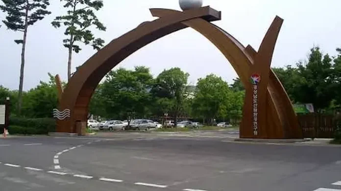 진주 경상남도수목원 상징 출입문과 주차장 입구