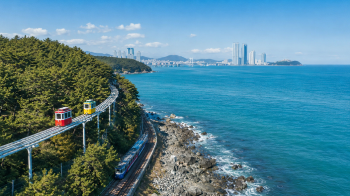 haeundae-blue-line-park-sky-capsule-coastal-view 부산 해운대 해안 절벽을 따라 달리는 스카이캡슐과 해변열차