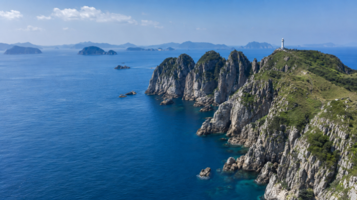 hallyeohaesang-sea-cliffs-lighthouse 푸른 바다 위로 이어지는 한려해상국립공원의 해안 절벽과 등대