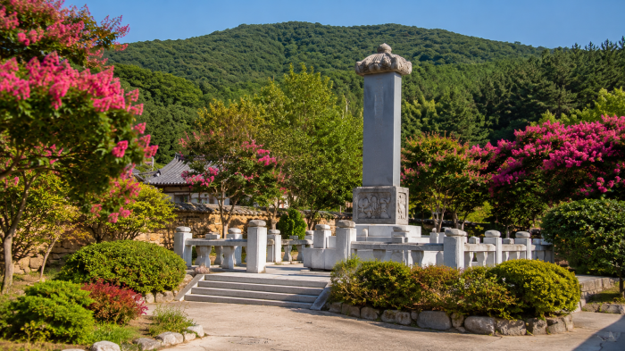 함안 고려동유적지 기념비와 배롱나무 정원