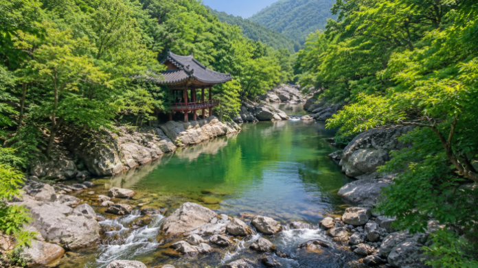 hamyang_hwarimdong_geoyeonjeong_green_pool 함양 화림동계곡의 푸른 물길과 숲 사이에 자리한 전통 정자 풍경