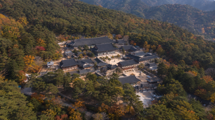 hapcheon-haeinsa-gayasan-temple-aerial-view 가야산 숲에 둘러싸인 합천 해인사 전경