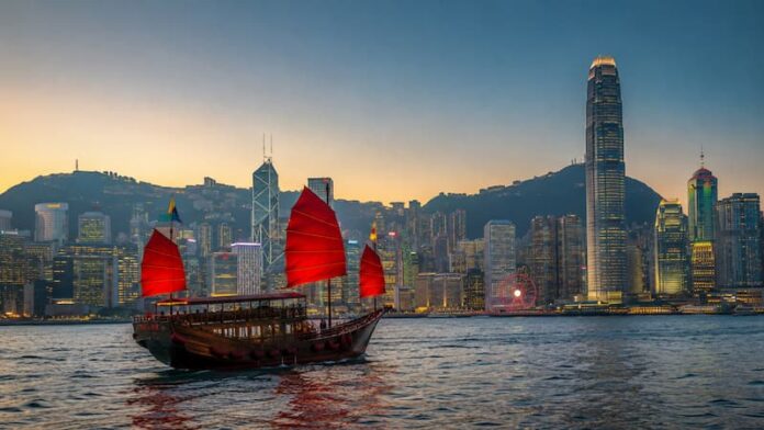 hong-kong-victoria-harbour-junk-boat-night 붉은 돛을 단 전통 범선과 빅토리아 하버 홍콩 야경