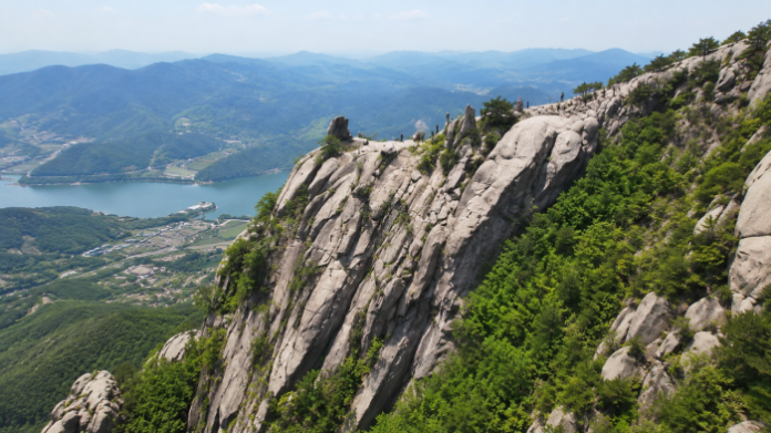 hwangmaesan-mosanjae-rock-ridge-panorama 합천 모산재의 거대한 화강암 암릉과 아래로 펼쳐진 저수지 풍경