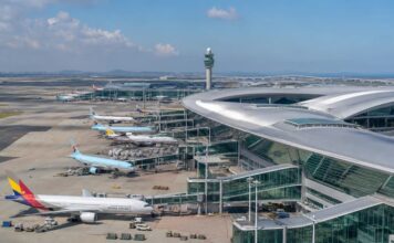인천국제공항 제2여객터미널과 항공기 전경