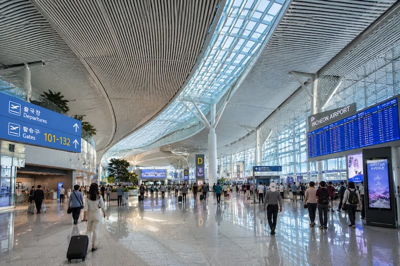 인천공항 출국장 안내판과 이동하는 국제선 여행객