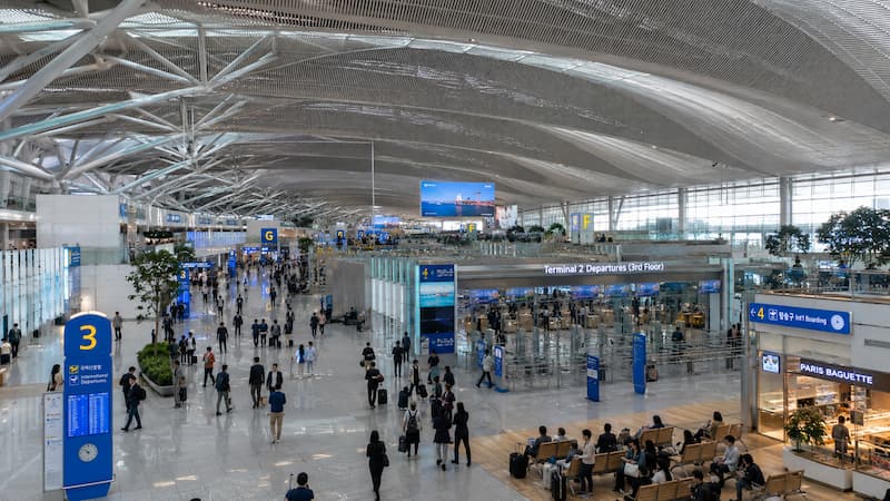 인천공항 제2여객터미널 출국장과 이용객