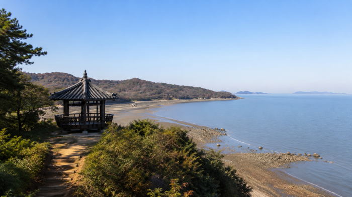 자월도 바다를 내려다보는 정자와 서해 전망