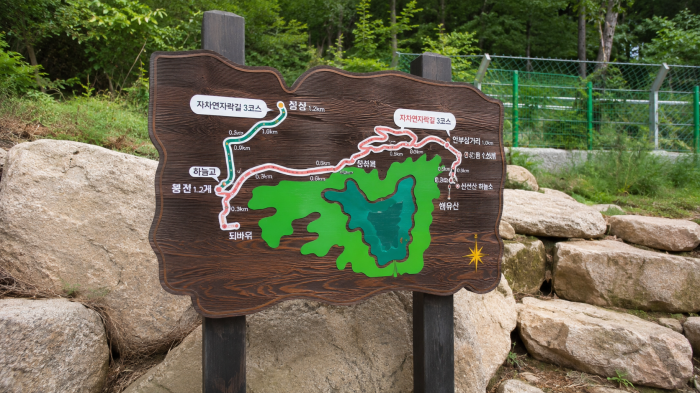 제천 청풍호와 주변 산줄기가 펼쳐진 전망