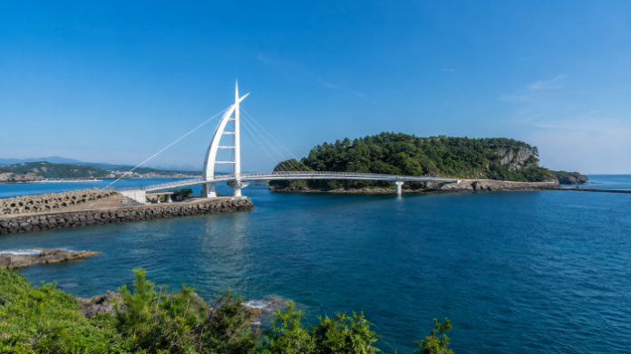 jeju-saeyeon-bridge-blue-sea 제주 서귀포항과 새섬을 연결하는 새연교와 푸른 바다