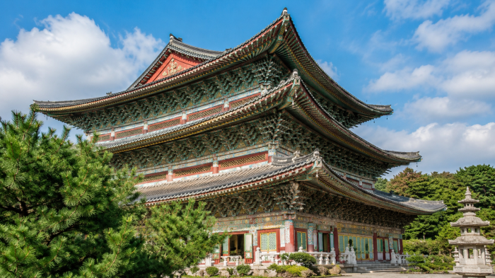 화려한 단청과 다층 지붕이 돋보이는 약천사 대적광전