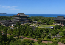 제주 서귀포 약천사 대적광전과 남쪽 바다 전경