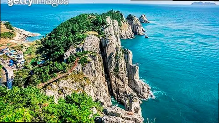 제주 용머리해안 절벽 능선과 푸른 바다를 내려다본 전경