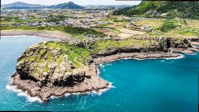 jeju-yongmeori-coast-aerial-view 제주 산방산 아래 바다로 길게 뻗은 용머리해안 화산지형 항공 전경