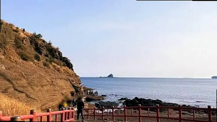 제주 용머리해안 붉은 난간을 따라 바다로 이어지는 탐방로