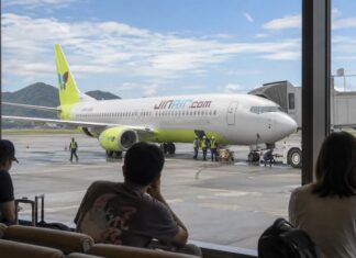 진에어 다카마쓰 지연 중 공항 계류장에서 안전 점검을 받는 항공기