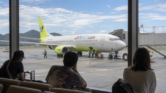 jin-air-takamatsu-delay-main 진에어 다카마쓰 지연 중 공항 계류장에서 안전 점검을 받는 항공기