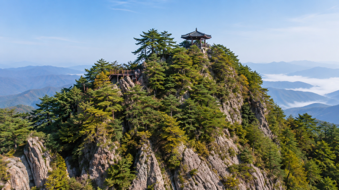 진안 구봉산 암봉 정상의 정자와 전망 데크