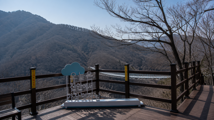 운일암반일암 계곡에서 올려다본 구름다리