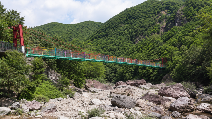 운일암반일암 전망대와 산 능선 풍경